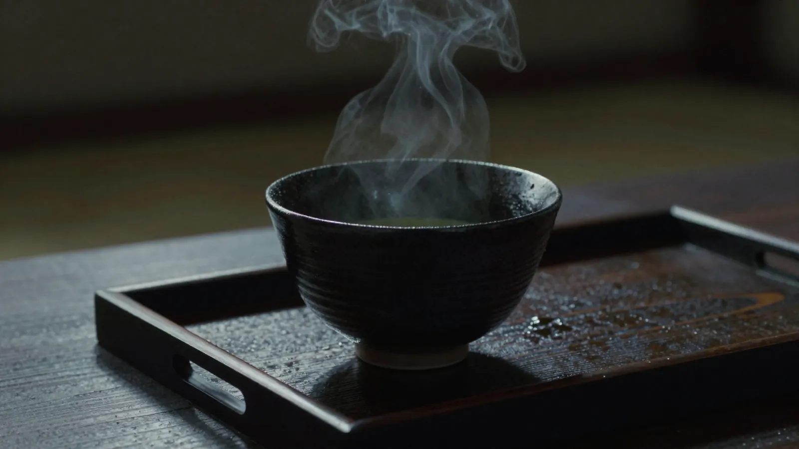 黒い楽茶碗に点てた抹茶
