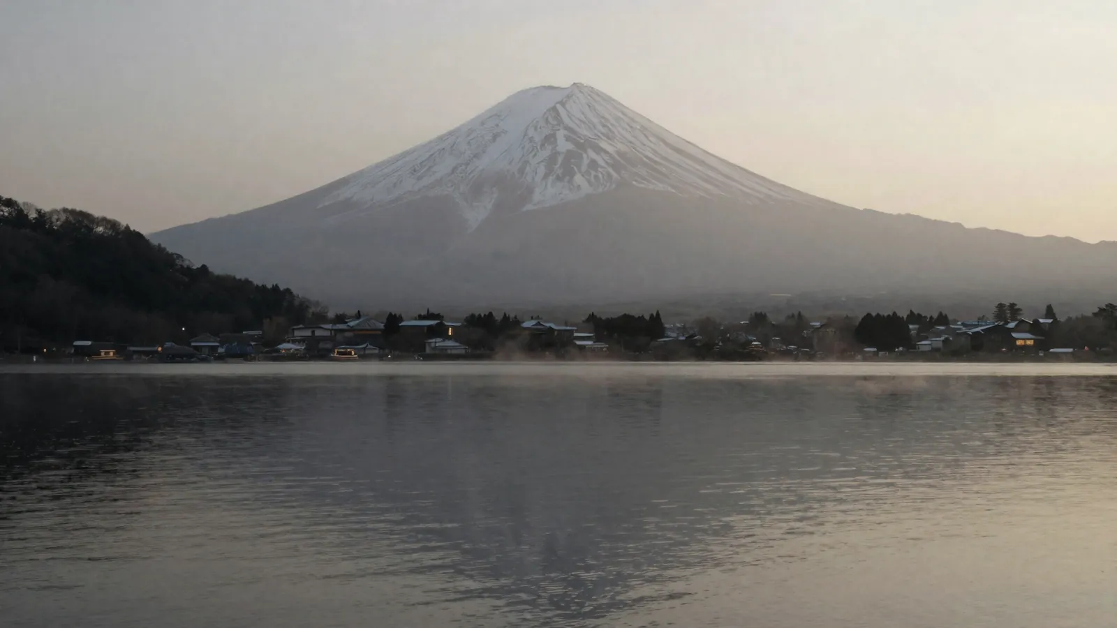 夜明けの湖と富士山