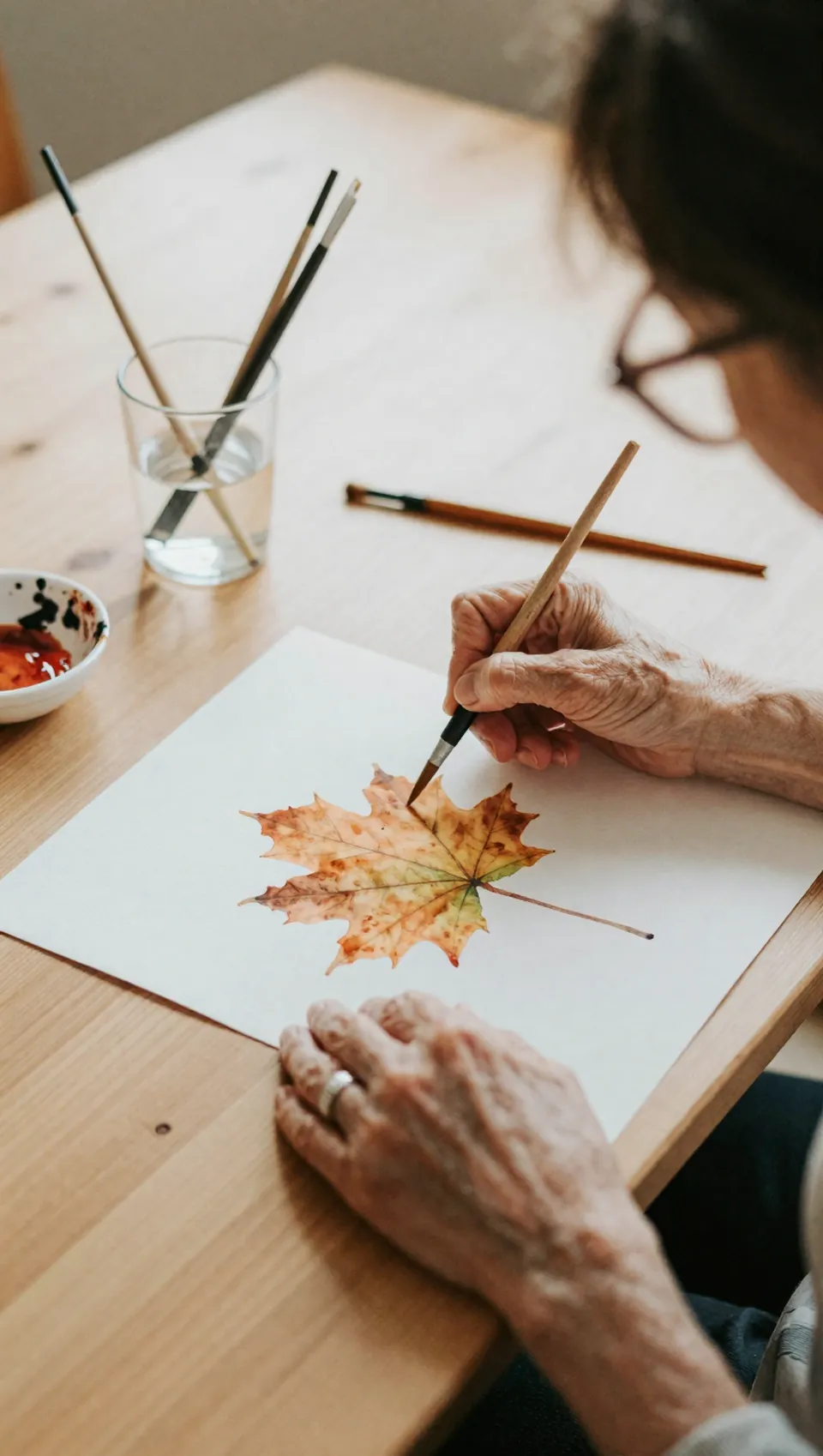 水彩で紅葉を描く手元